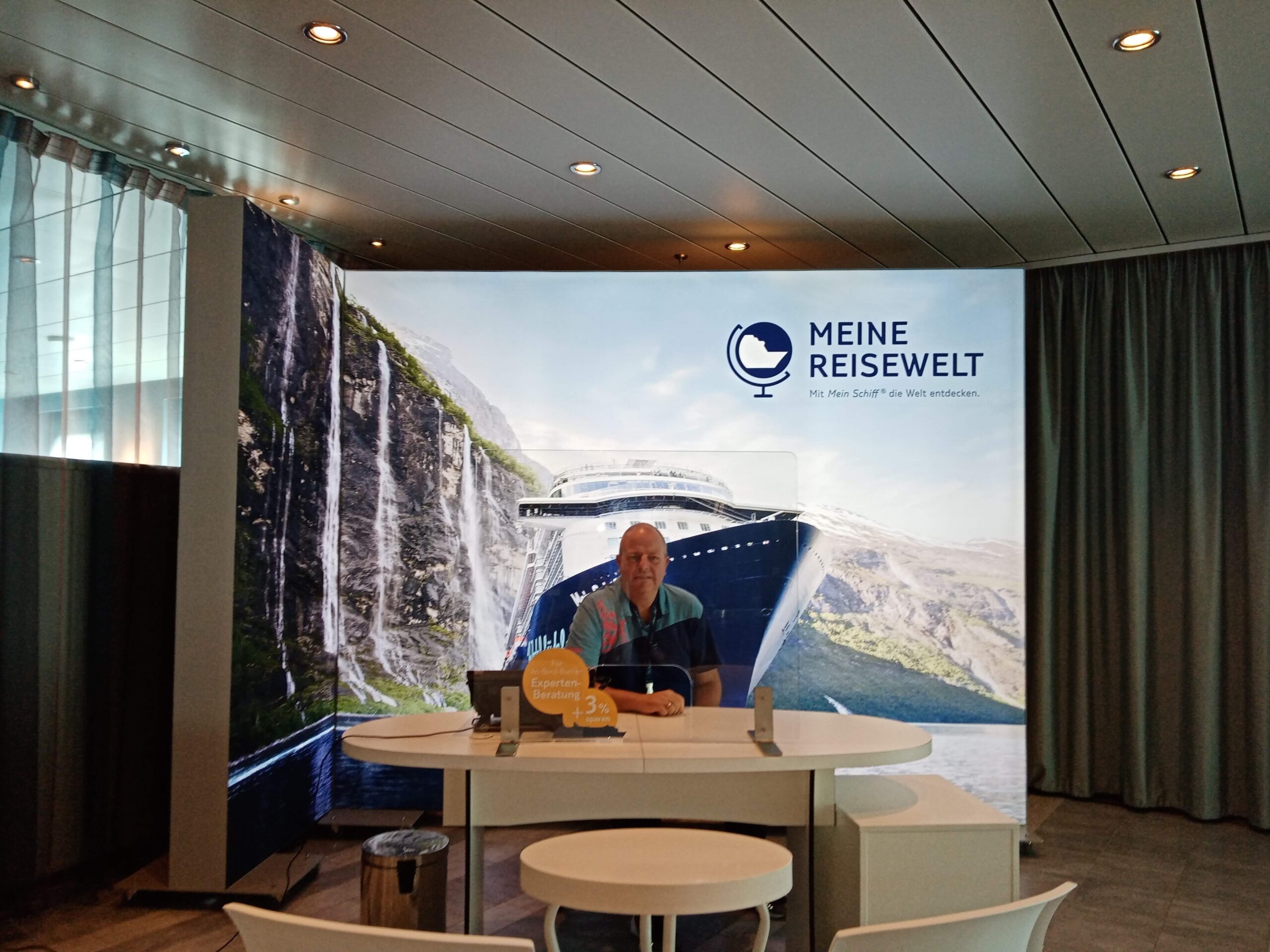 Thomas Böttcher als "Meine Reisewelt" Berater auf der Mein Schiff 2