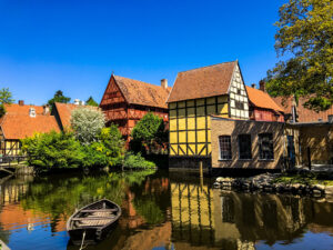 Schöne Häuser an einem Fluss in Aarhus, Dänemark